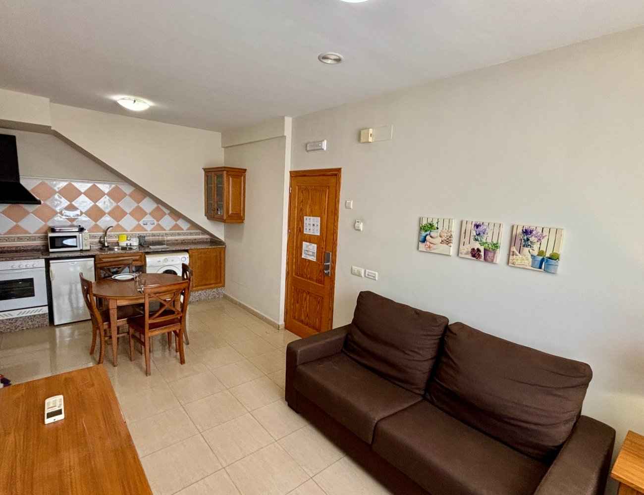 Salón y cocina de un apartamento en Jávea Resort