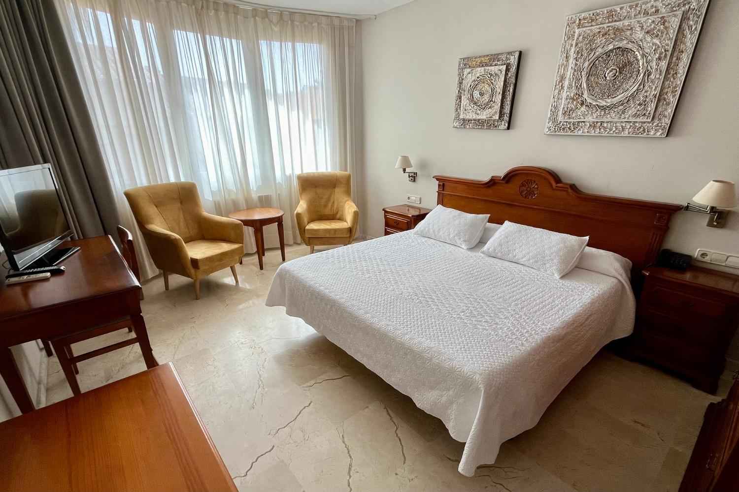 Habitación con cama de matrimonio en Jávea Resort
