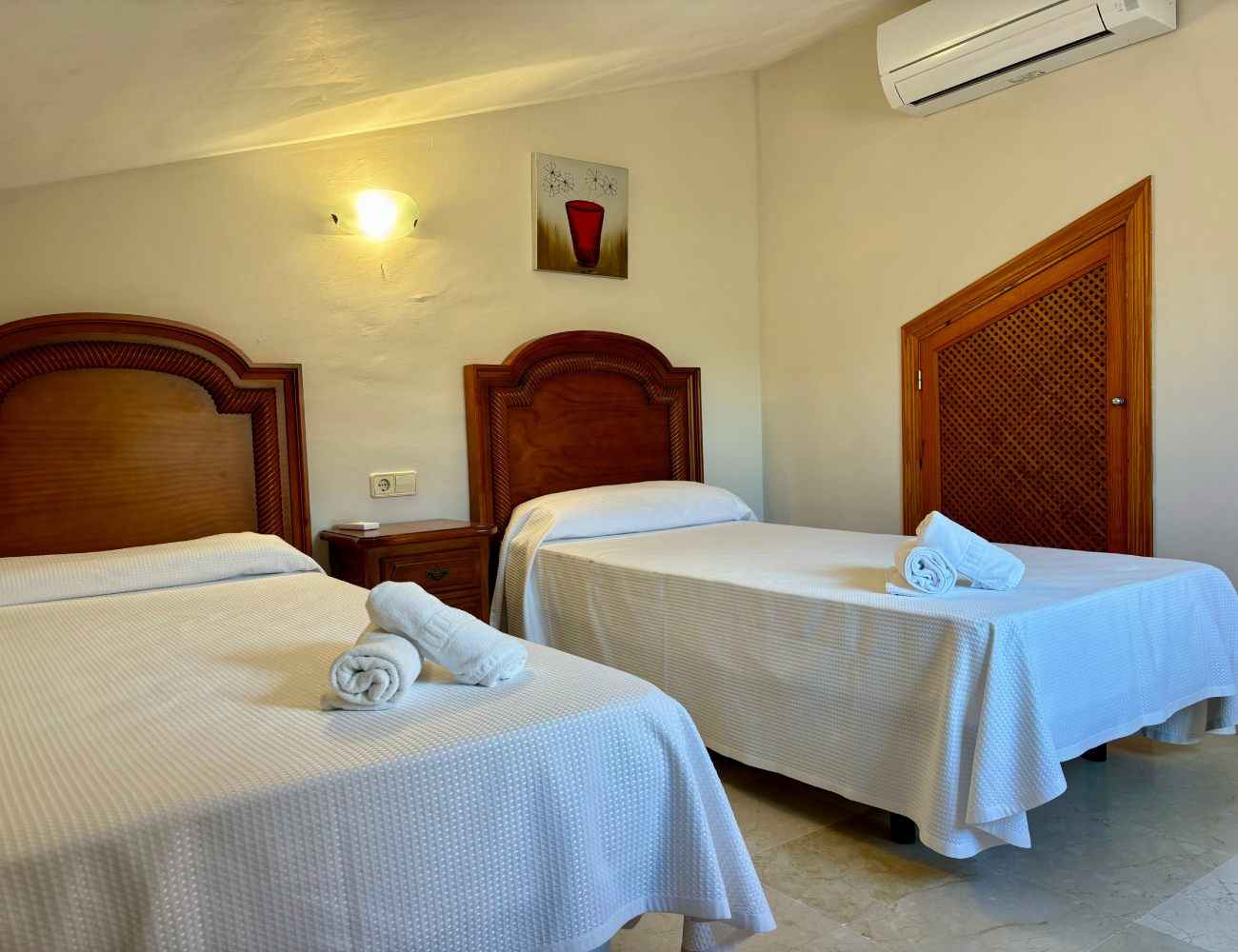 Habitación con dos camas en Jávea Resort